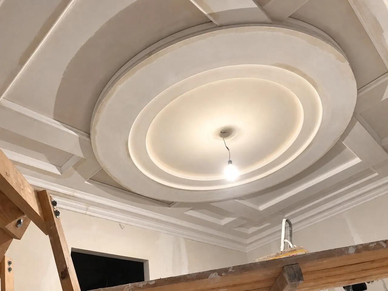 Plafond décoratif en cours de finition, cercle lumineux et échafaudage
